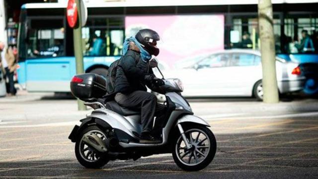 Una conductora en una moto en Barcelona, donde han limitado su circulación durante periodos de contaminación / EP