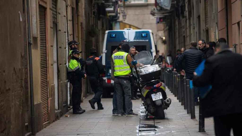 Un operativo antidrogas en una calle del Raval, en una imagen de archivo. Muertes de toxicómanos en el Raval: nadie es responsable / EFE