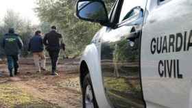 Un grupo de los Equipos Roca de la Guardia Civil durante un operativo en el campo / CG