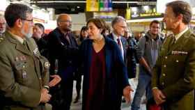 Ada Colau, con los militares del Ejército de Tierra en el Saló de l'Ensenyament de 2016 / CG