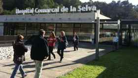 Entrada al Hospital de Blanes, donde permanecen hospitalizados dos afectados por legionela / CG