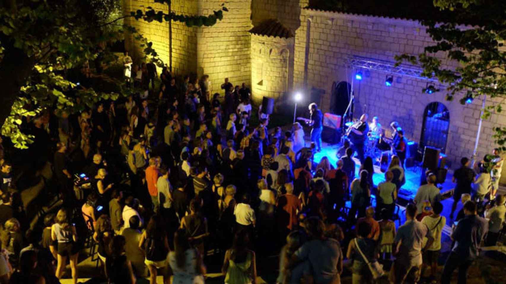 Un concierto en el Poble Espanyol de Barcelona, situado en la montaña de Montjuïc / POBLE ESPANYOL