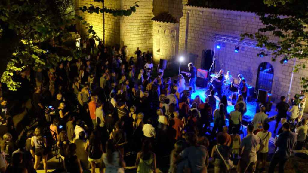 Un concierto en el Poble Espanyol de Barcelona, situado en la montaña de Montjuïc / POBLE ESPANYOL