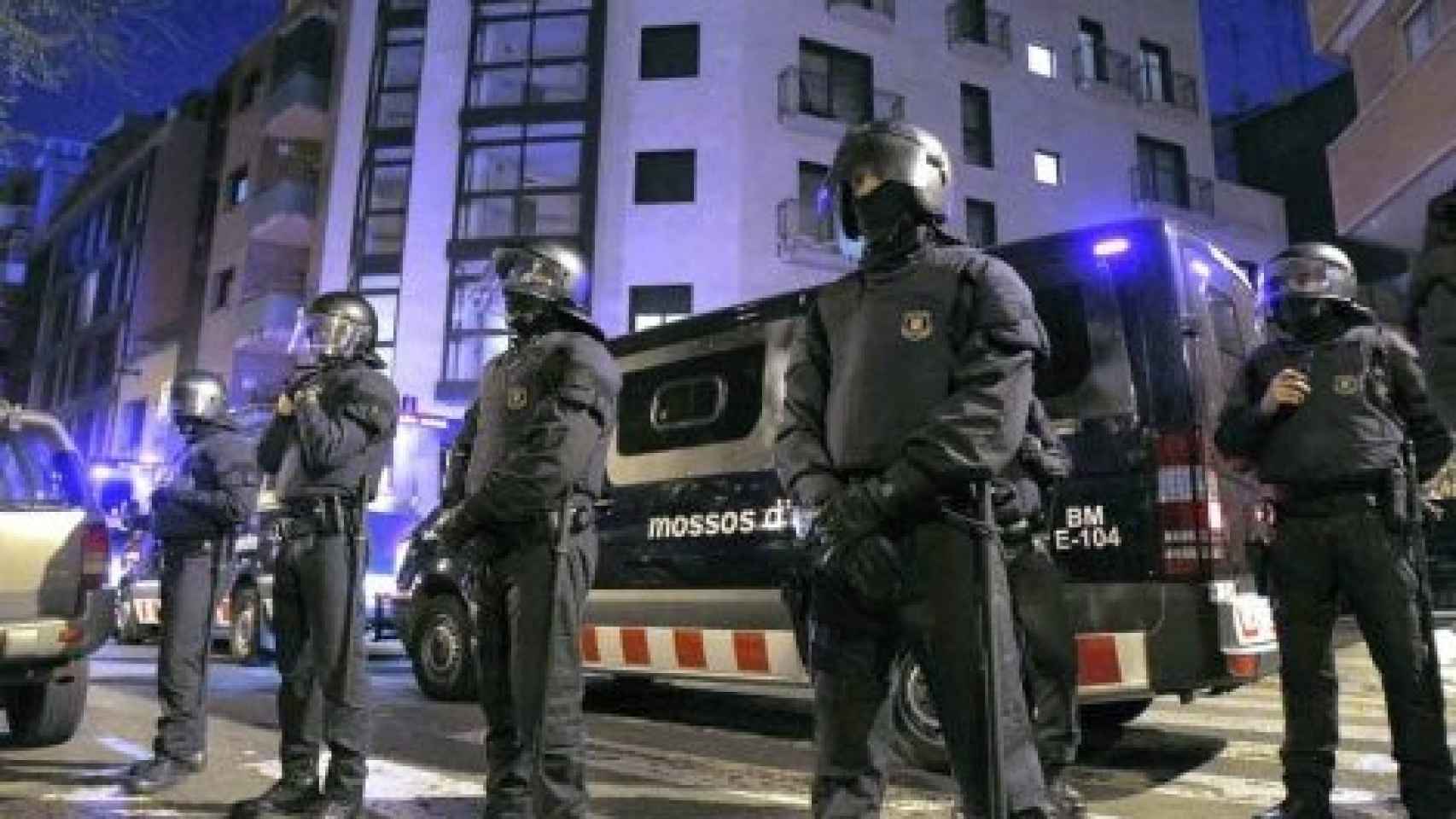 Varios Mossos d'Esquadra durante una operación ante una banda criminal / EFE