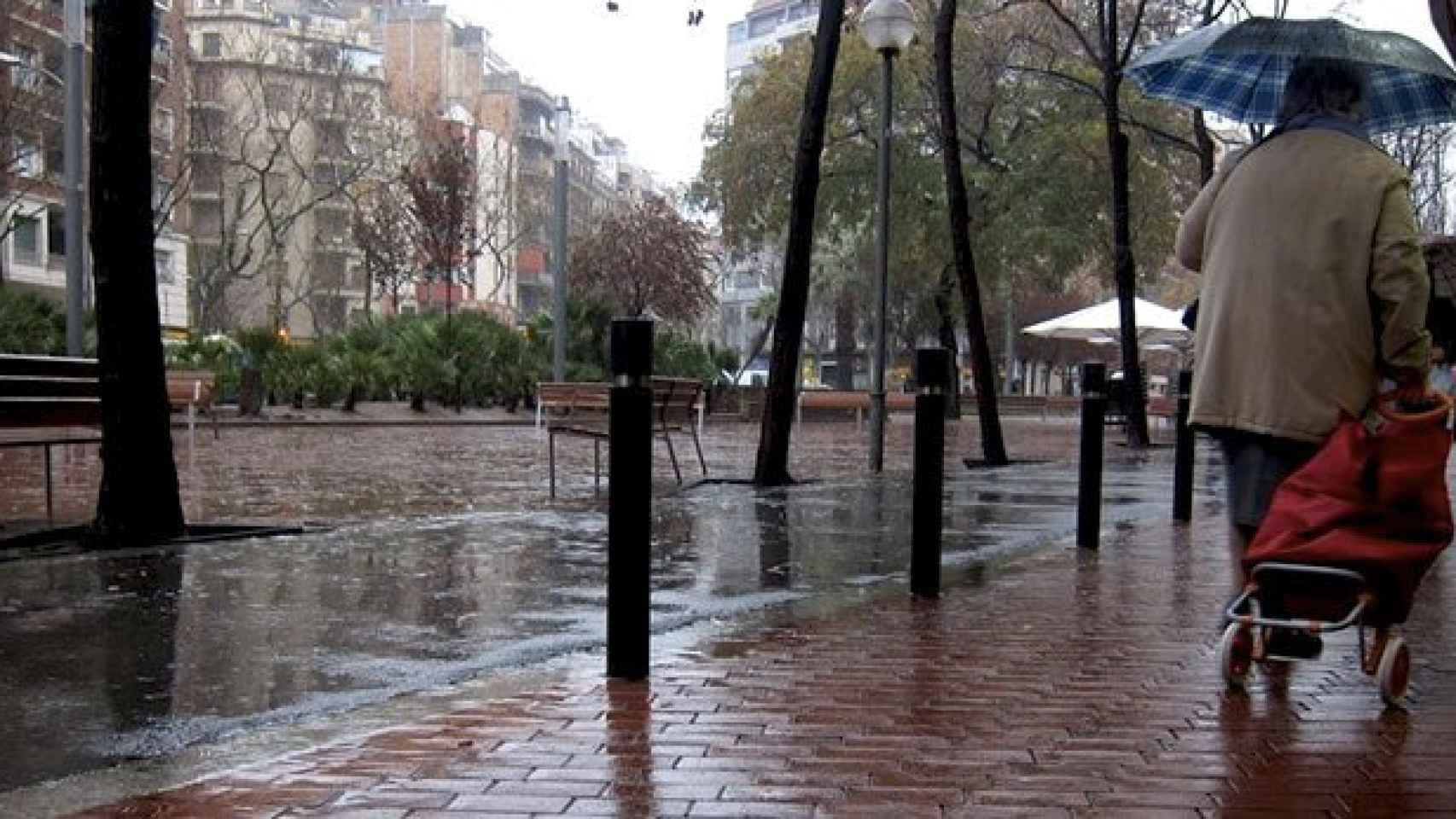 Una vecina de Barcelona camina en pleno episodio de lluvia / EP