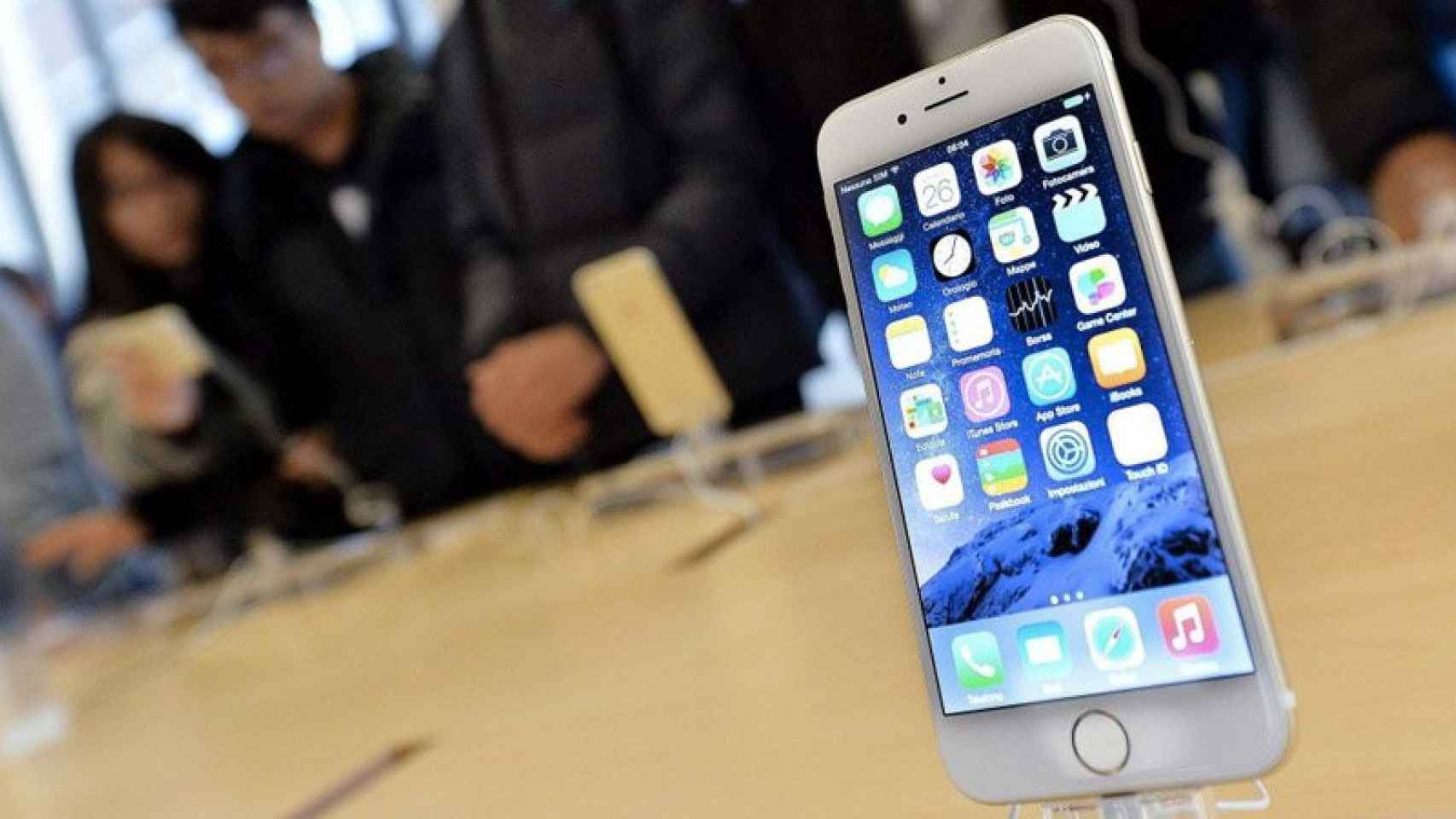 Un iPhone 6S expuesto en una tienda oficial de Apple / EFE