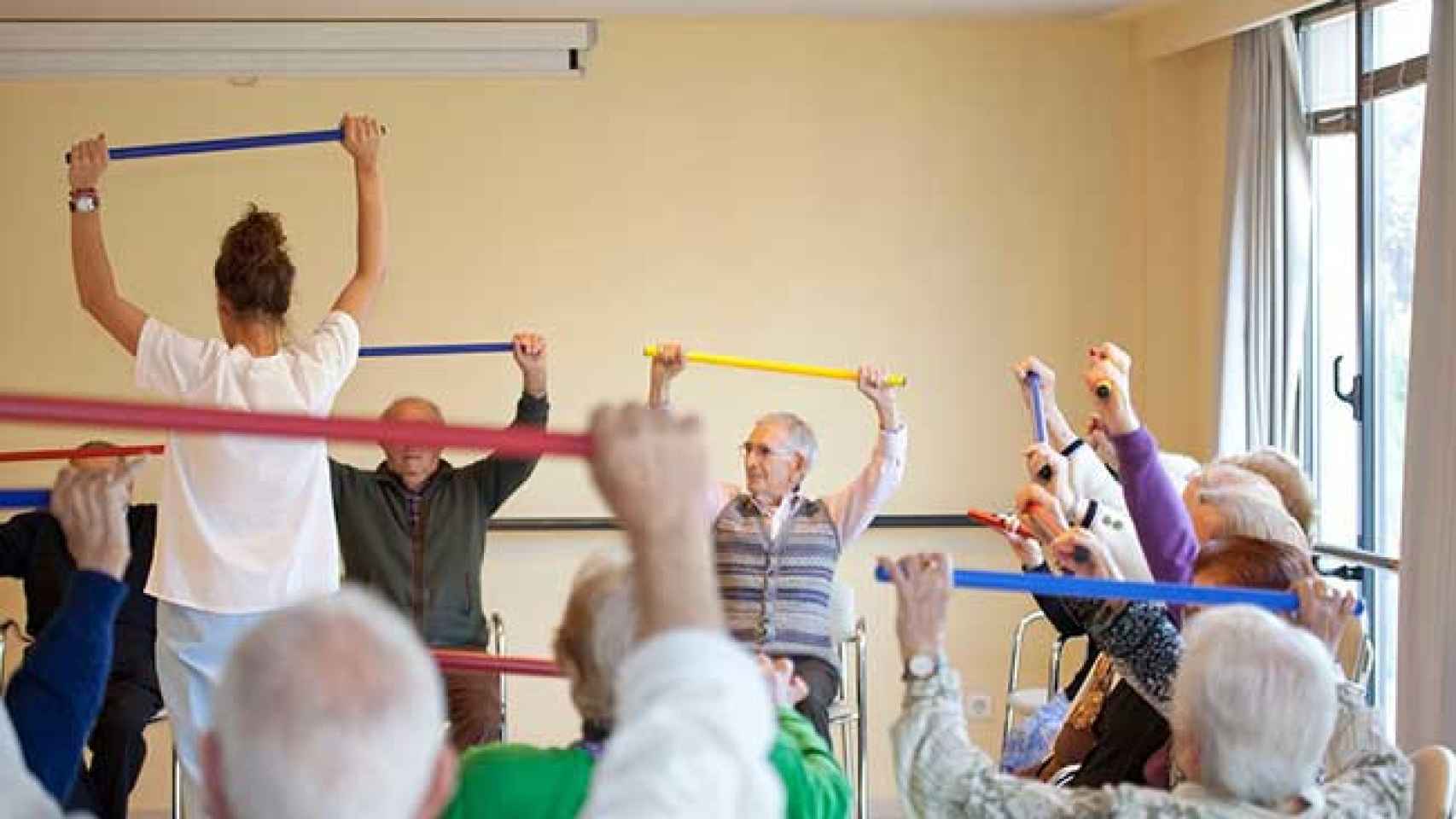 Ejercicios para ancianos en un geriátrico de Barcelona / CG