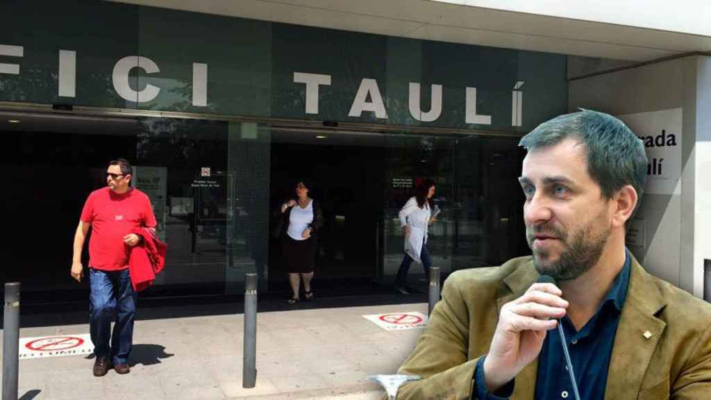 El consejero catalán de Sanidad, Toni Comín, junto a la entrada a la Corporación Sanitaria Taulí de Sabadell.