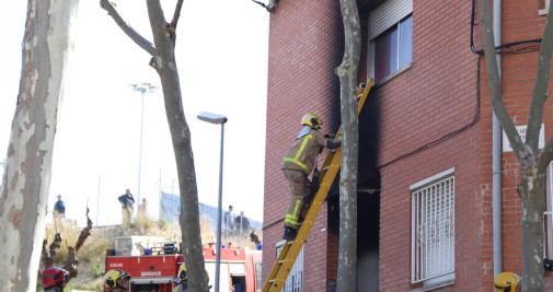 Unidades de Bomberos en el edificio afectado por el incendio en Rubí / GALA ESPÍN - CRÓNICA GLOBAL