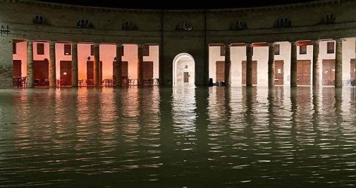 Las aguas de las inundaciones sumergieron las calles después de que el río Misa se desbordara tras las fuertes lluvias en Senigallia, Italia / EUROPA PRESS