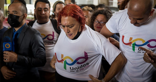 La exdiputada de la Asamblea Nacional (AN), Tamara Adrian (c), viste una camiseta del movimiento Unidos por la Dignidad hoy, en la sede del Consejo Nacional Electoral (CNE) en Caracas (Venezuela) - EFE/ Miguel Gutiérrez
