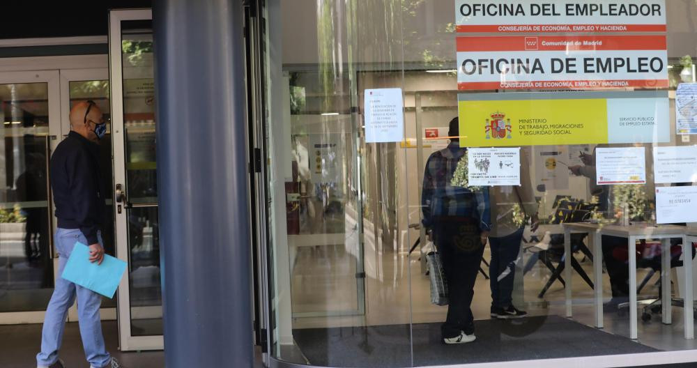 Un hombre espera en la puerta de una oficina de empleo / EP