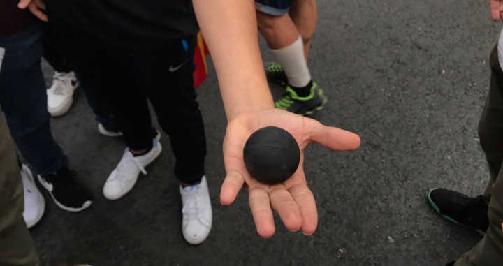 Pelota de goma en la mano de un manifestante en Barcelona / CG