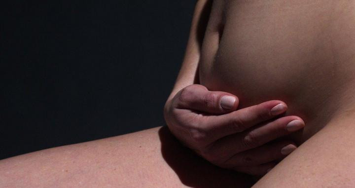 Una gestante se acaricia la barriga / PIXABAY