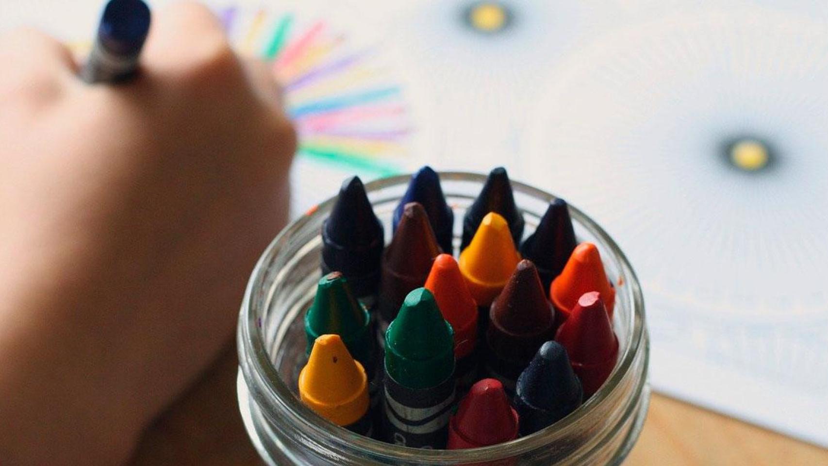 Un niño colorea en una de las guarderías municipales de Barcelona / PIXABAY