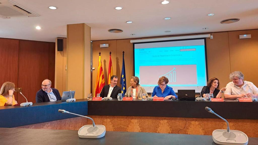 Representantes del AMB, los sindicatos CCOO y UGT y las patronales Foment del Treball y Pimec este miércoles en rueda de prensa / EUROPA PRESS