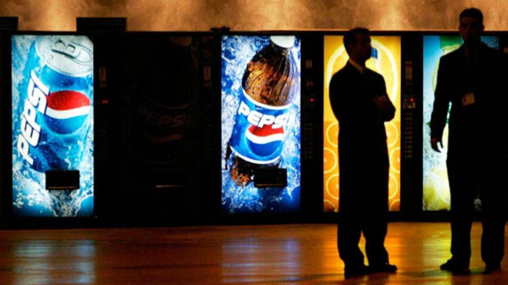Dos directivos, ante máquinas de 'vending' de Pepsi / EFE