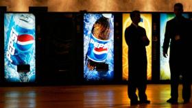 Dos directivos, ante máquinas de 'vending' de Pepsi / EFE