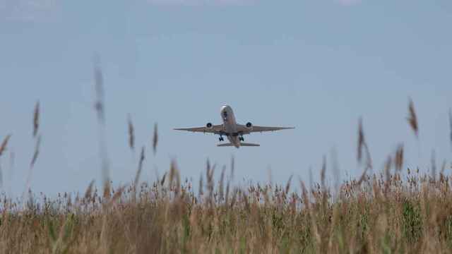 Un avión despega desde el aeropuerto de El Prat, cerca del espacio protegido natural de La Ricarda / EUROPA PRESS