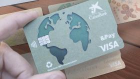 Una tarjeta de CaixaBank hecha con material reciclado / CAIXABANK