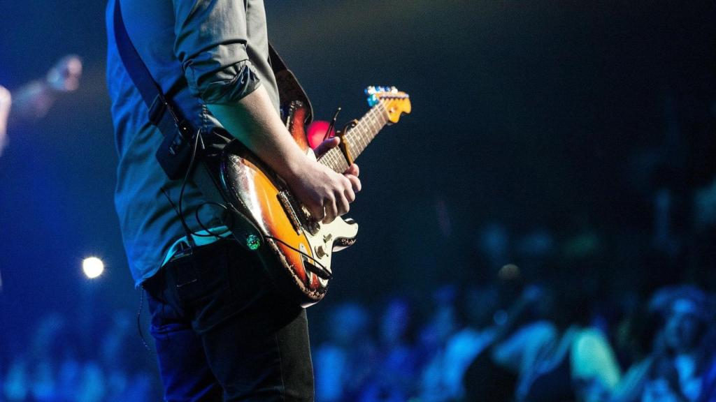 Un guitarrista toca durante un musical moderno / CG