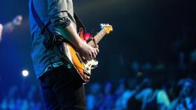 Un guitarrista toca durante un musical moderno / CG