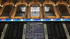 Interior de la Bolsa de Madrid, con las pantallas del Ibex en primer plano / EP