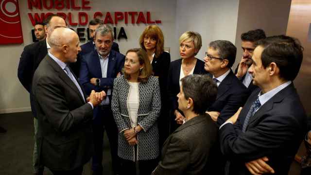 La vicepresidenta del Gobierno Nadia Calviño, recibe las explicaciones del CEO de MWCapital, Carlos Grau (i) durante su visita a la Tech Spirit Barcelona / EFE