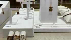 Anillos, colgantes, pendientes y pulseras de Tous en el interior de una de sus tiendas / EUROPA PRESS