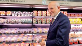 El presidente de Mercadona, Juan Roig, muestra uno de los productos de la sección de 'Platos preparados'