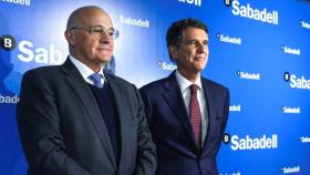 El presidente de Banco Sabadell, Josep Oliu (i), y el consejero delegado de la entidad, Jaume Guardiola (d) / EFE
