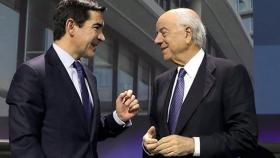 El expresidente del BBVA Francisco González (d) y su sustituto, Carlos Torres Vila (i) / EP