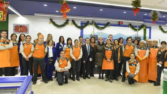 Imagen de archivo de un grupo de trabajadores de Mercadona / MERCADONA