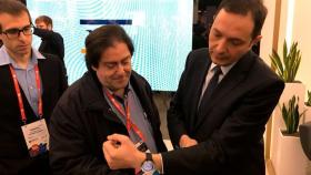 Miguel Ángel Pozuelo (d), director de desarrollo del negocio de tarjetas de Caixabank con uno de los relojes de Garmin en el MWC / CG