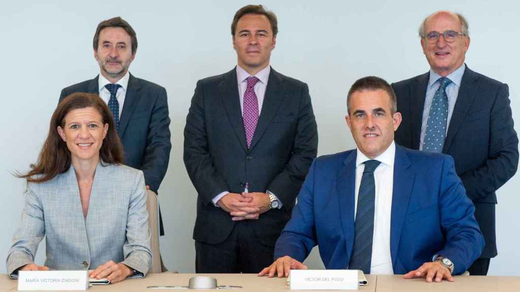 Directivos de Repsol y El Corte Inglés tras la firma del acuerdo