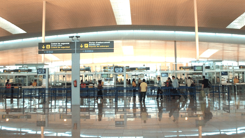 Agentes de Prosegur en el aeropuerto del Prat en Barcelona