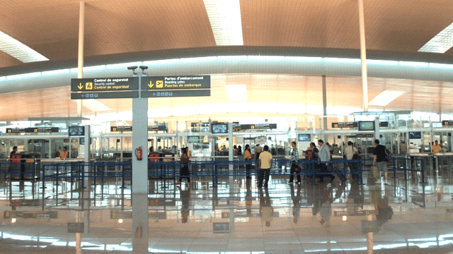 Agentes de Prosegur en el aeropuerto del Prat en Barcelona
