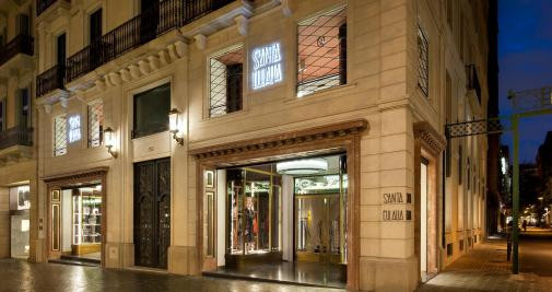 Entrada de la tienda Santa Eulalia / SANTA EULALIA