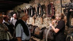 Visitantes recordando oficios olvidados en el Museo del Arriero / MUSEU DEL TRAGINER
