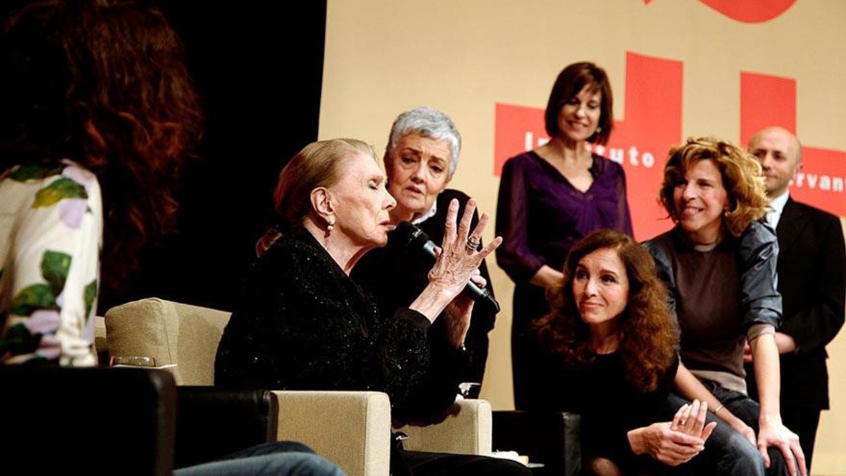 María Dolores Pradera con otras artistas durante el homenaje que le rindió el Instituto Cervantes / EFE