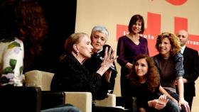 María Dolores Pradera con otras artistas durante el homenaje que le rindió el Instituto Cervantes / EFE