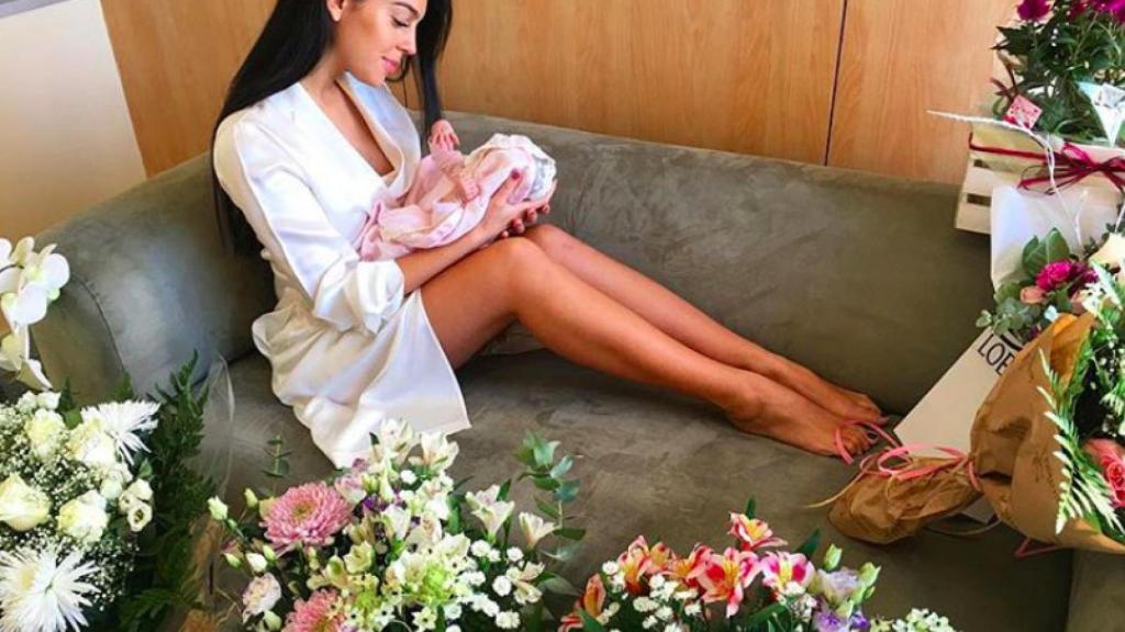 Georgina Rodríguez compartió una foto con su hija en brazos