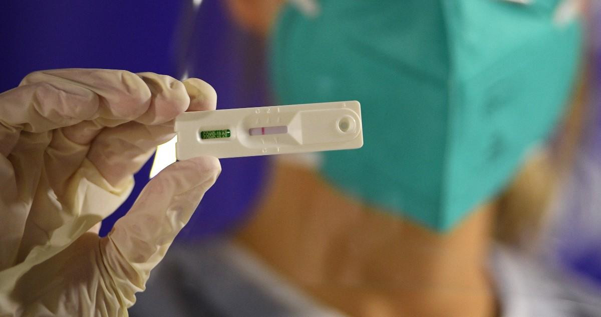 Una sanitaria sostiene una prueba de detección del coronavirus /EP