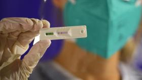 Una sanitaria sostiene una prueba de detección del coronavirus /EP