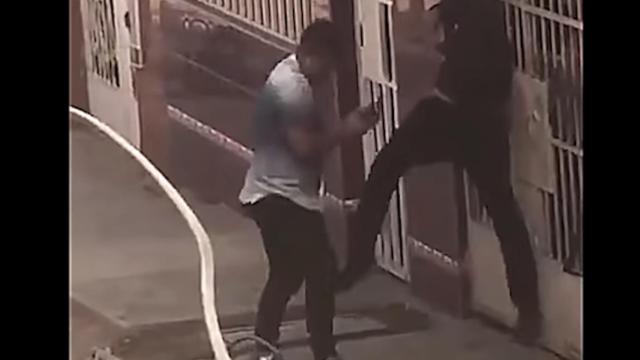 Una foto del ladrón atrapado en las rejas de la tienda que intentó robar