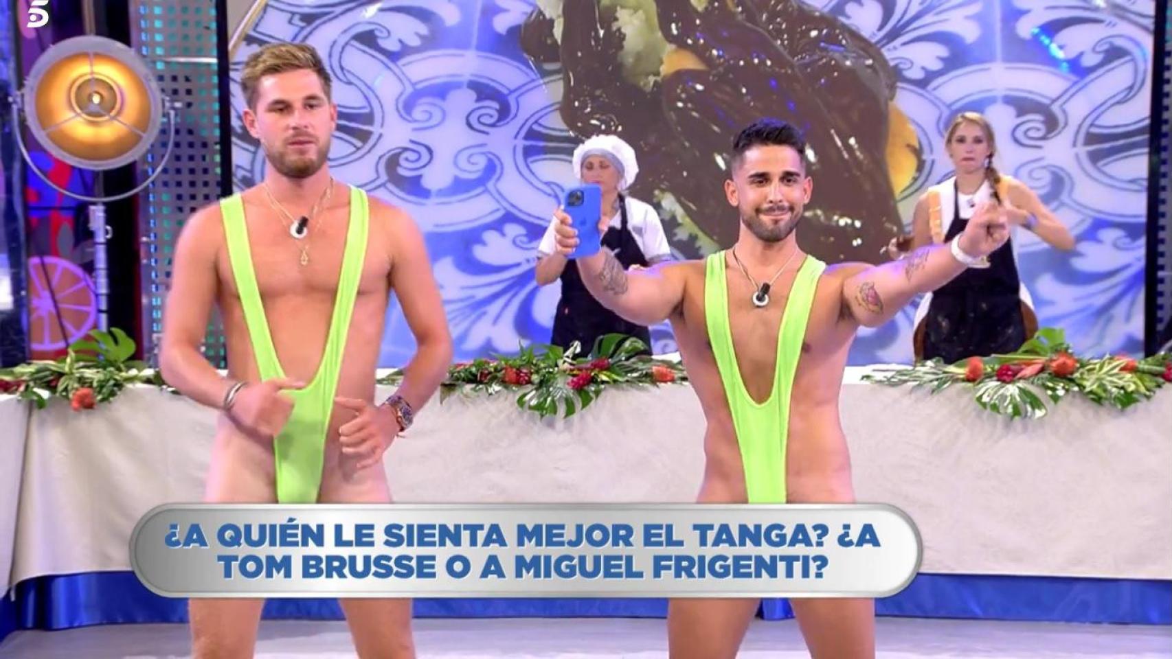 Tom Brusse y Miguel Frigenti en tanga / MEDIASET
