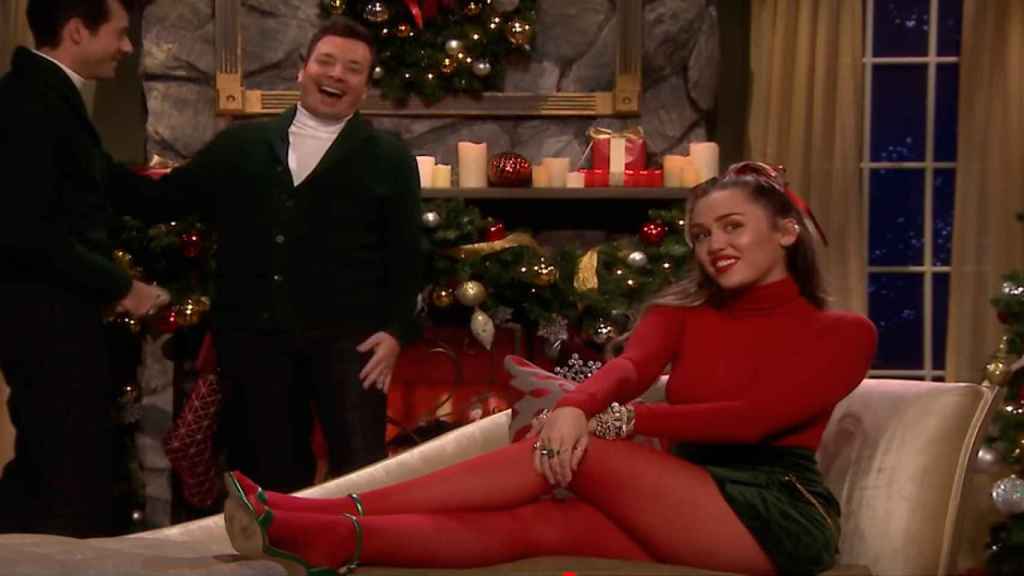 Miley Cyrus, Jimmy Fallon y Mark Ronson en el 'sketch' de 'Santa baby' / YOUTUBE