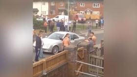 Foto de la brutal pelea callejera con palos y martillos en Londres