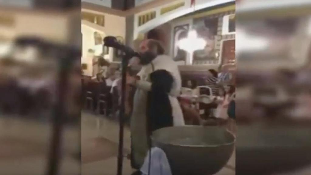 Una foto del obispo en el momento del bautizo