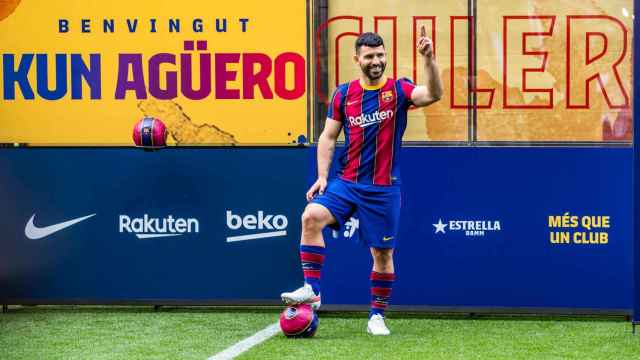 El 'Kun' Agüero viste por primera vez la camiseta blaugrana